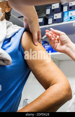 Vaccination contre la grippe en pharmacie, France, octobre 2020. Banque D'Images