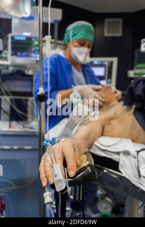 Infirmière anesthésiste en salle d'opération à la fin d'une opération sous anesthésie générale, hôpital de Bordeaux, France. Banque D'Images