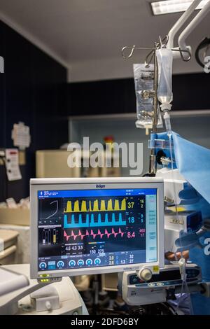 Moniteurs chirurgicaux utilisés pour suivre les signes vitaux d'un patient pendant une opération, France. Banque D'Images