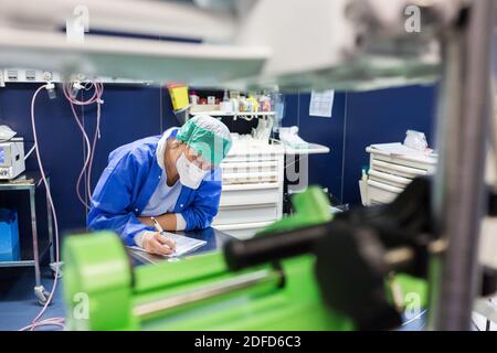 Infirmière anesthésiste dans une salle d'opération du département d'urologie de l'hôpital de Bordeaux, France. Banque D'Images