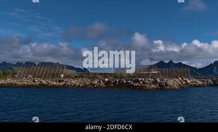Séchoirs en bois pour la conservation des stocks traditionnels sur la côte de l'île d'Austvågøya près du village de pêcheurs Svolvær, Lofoten, Norvège. Banque D'Images