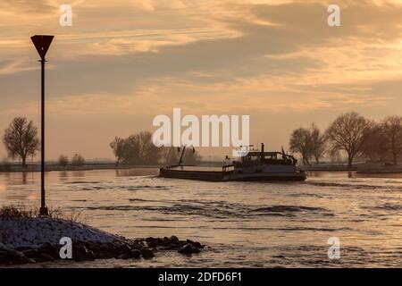 Bateau fluvial hollandais transportant des marchandises pendant l'hiver sur la rivière IJssel Banque D'Images