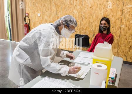 Nurse réalise un test antigénique pour la détection des antigènes du COV-SRAS-2, responsable de la COVID-19, Angoulême, France, novembre 2020. Banque D'Images