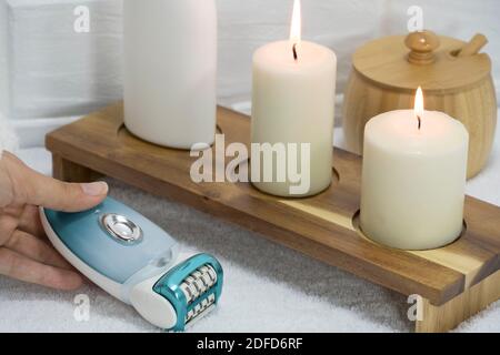 Salon de Spa à la maison. Épilateur électrique. Épilation à la maison. Beauté concept de quarantaine. Soins de la peau à domicile. Soins de beauté. Prenez soin de vous. Cosmet Banque D'Images