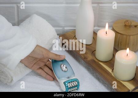 Salon de Spa à la maison. Épilateur électrique. Épilation à la maison. Beauté concept de quarantaine. Soins de la peau à domicile. Soins de beauté. Prenez soin de vous. Cosmet Banque D'Images