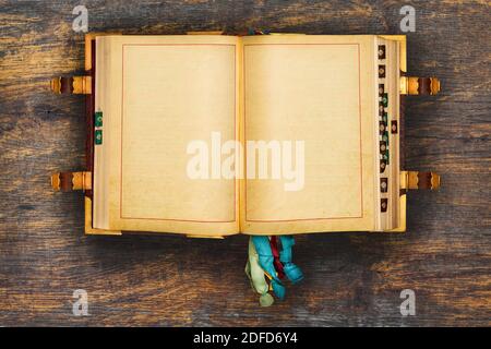 Livre ancien avec des pages vides sur un fond en bois Banque D'Images
