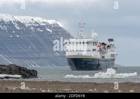 Le M/S National Geographic Explorer (un petit bateau de croisière d'expédition) a ancré sur une plage à Svalbard, en Norvège. Banque D'Images