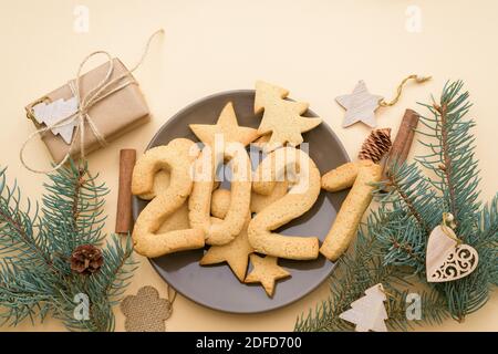 composition de pain d'épice à plat, Noël écologique et zéro déchet jouets d'arbre de Noël en bois naturel, branches de sapin, contre Banque D'Images