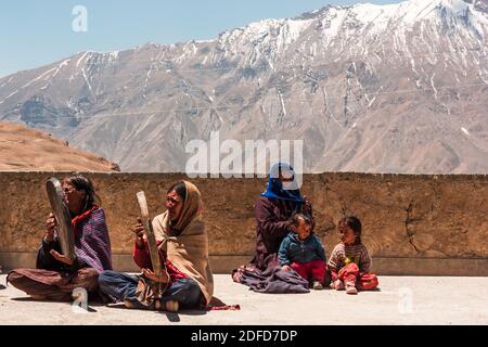 Kibber, Himachal Pradesh, Inde - Mai 2012: Les femmes assis avec des tambours traditionnels en bois à un festival dans un monastère dans un village himalayan. Banque D'Images