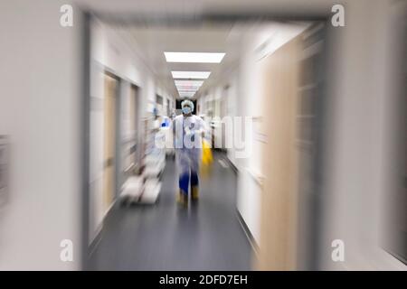 Kiel, Allemagne. 03ème décembre 2020. Une infirmière marche à travers l'unité de soins intensifs du Centre médical universitaire Schleswig-Holstein. Pour la première fois, le nombre de patients corona dans les unités de soins intensifs allemandes a dépassé le seuil de 4000. Vendredi, l'Association interdisciplinaire allemande pour la médecine intensive et d'urgence (Divi) a rapporté 4011 personnes subissant un traitement médical intensif. C'était 31 de plus que la veille, selon le rapport quotidien DE DIVI. 60 % des patients sont ventilés de façon invasive (à partir de 04.12, 12.15 h). Credit: Frank Molter/dpa/Alay Live News Banque D'Images