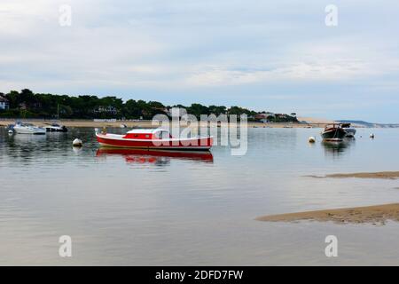 France, Aquitaine, la pinasse est le bateau traditionnel et historique de la baie d'Arcachon, cette petite embarcation est maintenant utilisée pour le plaisir et le fishing. Banque D'Images