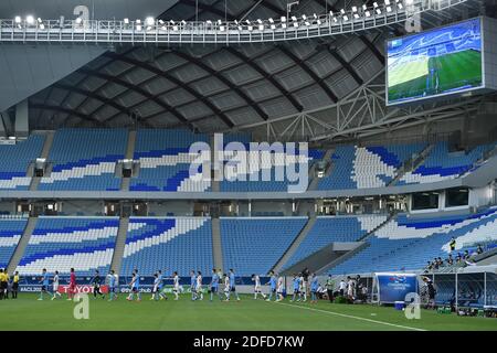 Doha, Qatar. 4 décembre 2020. Les joueurs des deux côtés entrent dans le stade avant le match du Groupe H entre Yokohama F. Marinos du Japon et le FC de Sydney d'Australie à l'AFC Champions League 2020 à Doha, capitale du Qatar, le 4 décembre 2020. Credit: Nikku/Xinhua/Alay Live News Banque D'Images