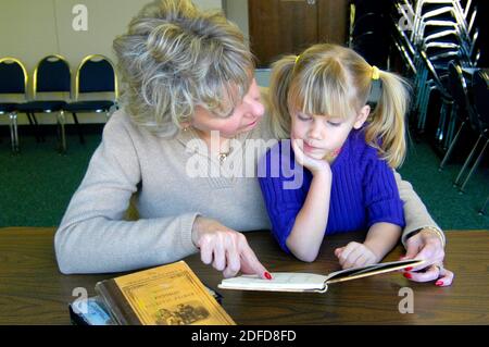 Enfant lisant la Prieur Écletique Origianl McGuffey Banque D'Images