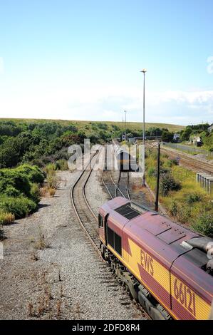 '66121' arrivant à Aberthaw, passant '66199'. Banque D'Images