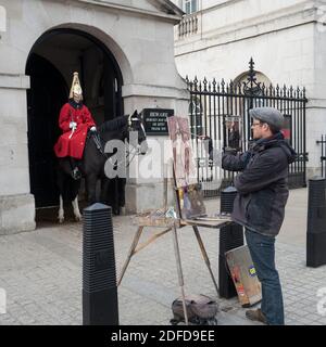 Londres, Grand Londres, Angleterre - 02 décembre 2020 : artiste peignant un garde-vie de la Reine à Horse Guards Parade. Banque D'Images