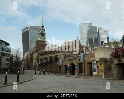 Londres, Grand Londres, Angleterre - 02 décembre 2020 : tous les hivers de la Tour Anglican Church près de la Tour de Londres (hors photo) avec les Sky Garden Skys Banque D'Images