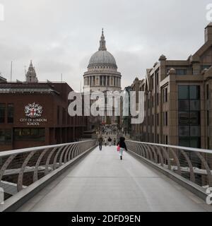 Londres, Grand Londres, Angleterre - 02 décembre 2020 : église St Pauls vue depuis le pont du Millénaire. Banque D'Images