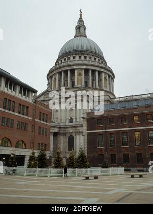 Londres, Grand Londres, Angleterre - 02 décembre 2020 : cathédrale Saint-Paul vue depuis une place Paternoster festive Banque D'Images