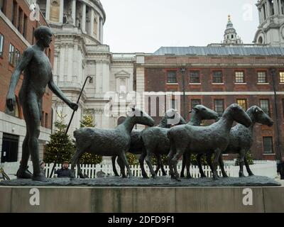 Londres, Grand Londres, Angleterre - 02 décembre 2020 : sculpture de Berger et de mouton sur la place Paternoster par Elisabeth Frenk. Banque D'Images