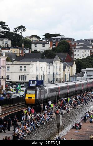 Traversez le pays avec la voiture électrique « 43357 » en tête, en direction de l'ouest depuis Dawlish. Banque D'Images