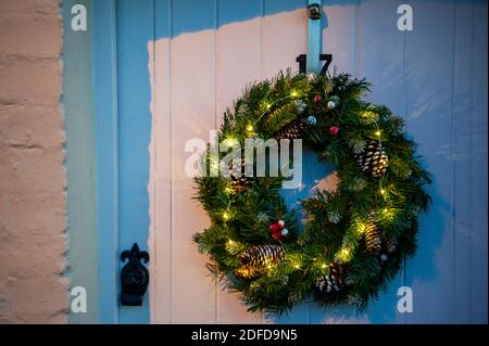 Wendover, Buckinghamshire, Royaume-Uni. 1er décembre 2020. Une couronne festive sur la porte d'entrée du cottage. Les boutiques et les pubs locaux de Wendover espèrent un mois de décembre chargé alors qu'ils rouvriront après la fin du second confinement de Covid-19 et que la ville passe au niveau 2. Crédit : Maureen McLean/Alay Banque D'Images