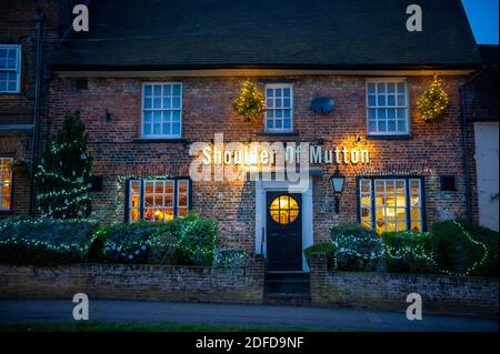 Wendover, Buckinghamshire, Royaume-Uni. 1er décembre 2020. Pub The Shoulder Mutton. Les boutiques et les pubs locaux de Wendover espèrent un mois de décembre chargé alors qu'ils rouvriront après la fin du second confinement de Covid-19 et que la ville passe au niveau 2. Crédit : Maureen McLean/Alay Banque D'Images