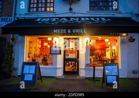 Wendover, Buckinghamshire, Royaume-Uni. 1er décembre 2020. Le Istanbul Meze & Grill est ouvert pour les plats à emporter. Les boutiques et les pubs locaux de Wendover espèrent un mois de décembre chargé alors qu'ils rouvriront après la fin du second confinement de Covid-19 et que la ville passe au niveau 2. Crédit : Maureen McLean/Alay Banque D'Images