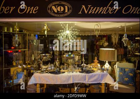 Wendover, Buckinghamshire, Royaume-Uni. 1er décembre 2020. Une exposition festive dans la fenêtre de No1 à Wendover. Les boutiques et les pubs locaux de Wendover espèrent un mois de décembre chargé alors qu'ils rouvriront après la fin du second confinement de Covid-19 et que la ville passe au niveau 2. Crédit : Maureen McLean/Alay Banque D'Images