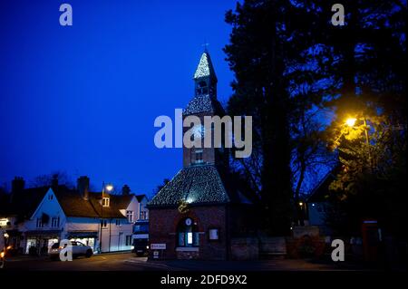 Wendover, Buckinghamshire, Royaume-Uni. 1er décembre 2020. La tour de l'horloge de Wendover scintille avec des lumières de Noël. Les boutiques et les pubs locaux de Wendover espèrent un mois de décembre chargé alors qu'ils rouvriront après la fin du second confinement de Covid-19 et que la ville passe au niveau 2. Crédit : Maureen McLean/Alay Banque D'Images