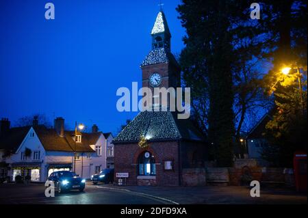 Wendover, Buckinghamshire, Royaume-Uni. 1er décembre 2020. La tour de l'horloge de Wendover scintille avec des lumières de Noël. Les boutiques et les pubs locaux de Wendover espèrent un mois de décembre chargé alors qu'ils rouvriront après la fin du second confinement de Covid-19 et que la ville passe au niveau 2. Crédit : Maureen McLean/Alay Banque D'Images