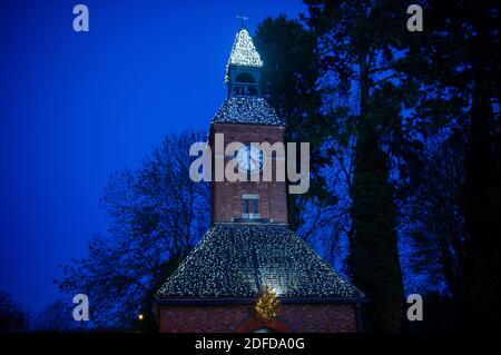 Wendover, Buckinghamshire, Royaume-Uni. 1er décembre 2020. La tour de l'horloge de Wendover scintille avec des lumières de Noël. Les boutiques et les pubs locaux de Wendover espèrent un mois de décembre chargé alors qu'ils rouvriront après la fin du second confinement de Covid-19 et que la ville passe au niveau 2. Crédit : Maureen McLean/Alay Banque D'Images