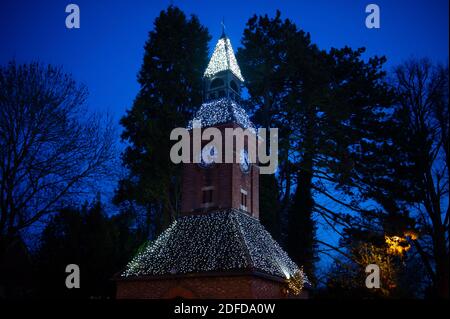 Wendover, Buckinghamshire, Royaume-Uni. 1er décembre 2020. La tour de l'horloge de Wendover scintille avec des lumières de Noël. Les boutiques et les pubs locaux de Wendover espèrent un mois de décembre chargé alors qu'ils rouvriront après la fin du second confinement de Covid-19 et que la ville passe au niveau 2. Crédit : Maureen McLean/Alay Banque D'Images