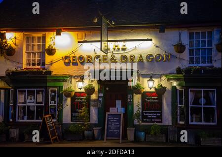 Wendover, Buckinghamshire, Royaume-Uni. 1er décembre 2020. Le pub George and Dragon à Wendover. Les boutiques et les pubs locaux de Wendover espèrent un mois de décembre chargé alors qu'ils rouvriront après la fin du second confinement de Covid-19 et que la ville passe au niveau 2. Crédit : Maureen McLean/Alay Banque D'Images