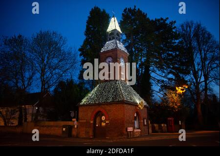 Wendover, Buckinghamshire, Royaume-Uni. 1er décembre 2020. La tour de l'horloge de Wendover scintille avec des lumières de Noël. Les boutiques et les pubs locaux de Wendover espèrent un mois de décembre chargé alors qu'ils rouvriront après la fin du second confinement de Covid-19 et que la ville passe au niveau 2. Crédit : Maureen McLean/Alay Banque D'Images