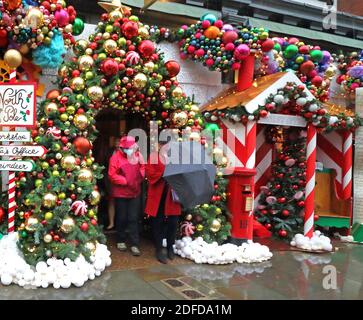 Londres, Royaume-Uni. 03ème décembre 2020. Les gens quittent le jardin Ivy Chelsea. Le jardin Ivy Chelsea s'est transformé en grotte de Santa pour Noël. Le restaurant branché le long de King's Road a eu un relooking festif avec l'installation comprenant le courrier du Père Noël, les écuries de rennes, l'arbre de Noël, les décorations et le traîneau du Père Noël. Crédit : SOPA Images Limited/Alamy Live News Banque D'Images