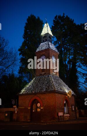 Wendover, Buckinghamshire, Royaume-Uni. 1er décembre 2020. La tour de l'horloge de Wendover scintille avec des lumières de Noël. Les boutiques et les pubs locaux de Wendover espèrent un mois de décembre chargé alors qu'ils rouvriront après la fin du second confinement de Covid-19 et que la ville passe au niveau 2. Crédit : Maureen McLean/Alay Banque D'Images