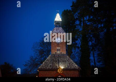 Wendover, Buckinghamshire, Royaume-Uni. 1er décembre 2020. La tour de l'horloge de Wendover scintille avec des lumières de Noël. Les boutiques et les pubs locaux de Wendover espèrent un mois de décembre chargé alors qu'ils rouvriront après la fin du second confinement de Covid-19 et que la ville passe au niveau 2. Crédit : Maureen McLean/Alay Banque D'Images