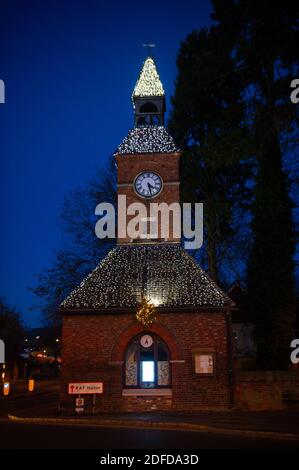 Wendover, Buckinghamshire, Royaume-Uni. 1er décembre 2020. La tour de l'horloge de Wendover scintille avec des lumières de Noël. Les boutiques et les pubs locaux de Wendover espèrent un mois de décembre chargé alors qu'ils rouvriront après la fin du second confinement de Covid-19 et que la ville passe au niveau 2. Crédit : Maureen McLean/Alay Banque D'Images