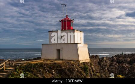 Phare d'Amphitrite point à l'intérieur de la boucle du phare Ucluelet du sentier du Pacifique sauvage, Ucluelet, île de Vancouver, C.-B., Canada Banque D'Images