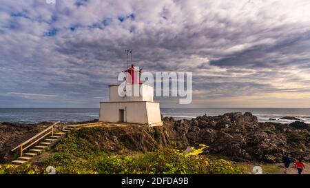 Phare d'Amphitrite point à l'intérieur de la boucle du phare Ucluelet du sentier du Pacifique sauvage, Ucluelet, île de Vancouver, C.-B., Canada Banque D'Images