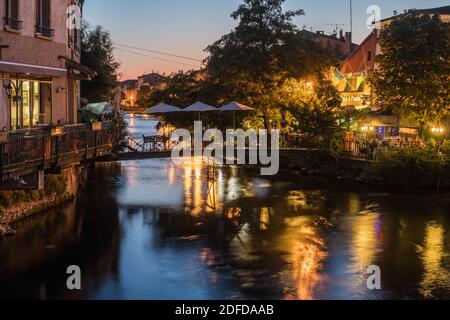 Rivière dans l'Isle sur la Sorgue, Provence, France, Europe. Banque D'Images