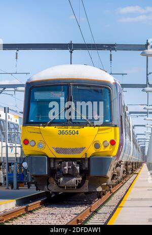 Classe 365 NetWorker Express s'entraîne dans la grande décoration du Nord dans un dépôt ferroviaire au Royaume-Uni. Banque D'Images