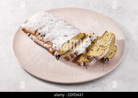 Dessert de Noël traditionnel avec fruits confits sur l'assiette. Pain d'hiver des fêtes. Banque D'Images