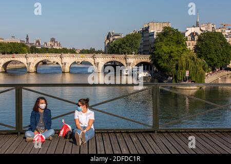 DECONFINEMENT SUR LE PONT DU PONT DES ARTS À PARIS, (75) PARIS, ILE DE FRANCE, FRANCE Banque D'Images