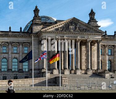 Berlin, Mitte. Bâtiment du Reichstag Parlement allemand drapeau Jack de l'Union pour la visite du prince de Galles. Drapeaux en Berne pour le jour de deuil Banque D'Images