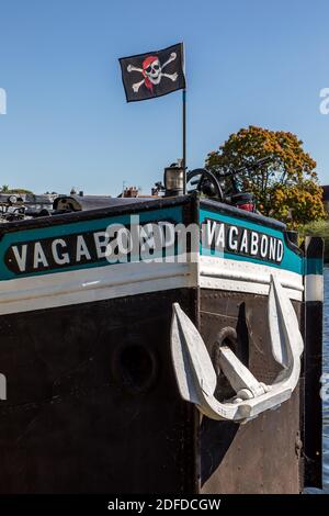 PÉNICHE SUR LE QUAI DE LA MARINE, AUXERRE, YONNE, BOURGOGNE, FRANCE Banque D'Images
