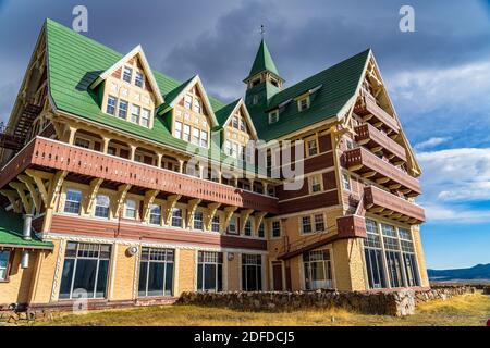 Prince of Wales Hôtel en automne ensoleillé jour matin. Ciel bleu, nuages blancs sur les montagnes en arrière-plan. Sites touristiques du parc national des Lacs-Waterton Banque D'Images