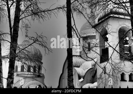 Église orthodoxe blanche en hiver. Image en noir et blanc. Banque D'Images