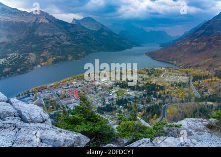 Vue sur la ville de Waterton Lakes National Park au crépuscule. Paysage en automne feuillage saison. Alberta, Canada. Banque D'Images