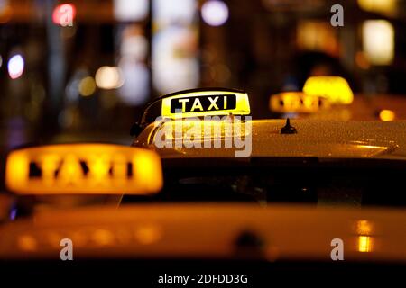 Voitures de taxi sur les Kolner Rings. L'industrie estime que chaque troisième taxi pourrait être annulé d'ici la fin de l'année. En raison de ce verrouillage, les chauffeurs de taxi ont à peine eu des emplois depuis le début du mois de novembre. Par conséquent, ils espèrent maintenant obtenir l'aide de la part du gouvernement fédéral dans la crise de la couronne. En plus de Corona, l'industrie souffre également de la concurrence d'Uber et Free Now ou d'offres telles que car2go. (Photo de sujet, photo de symbole) Koln, 02.12.2020 | utilisation dans le monde entier Banque D'Images